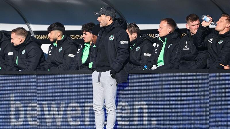 Elversberg und Hannover trennen sich 2:2 Hannovers Trainer Stefan Leitl schaut sich das Spiel an.