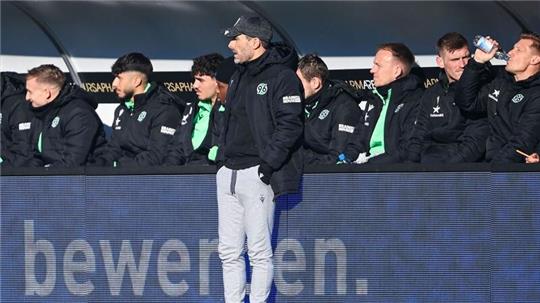 Hannovers Trainer Stefan Leitl schaut sich das Spiel an.