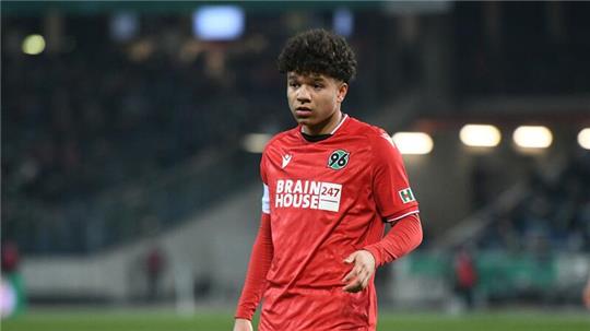 Hannovers damaliger Profi Lawrence Ennali steht auf dem Feld.