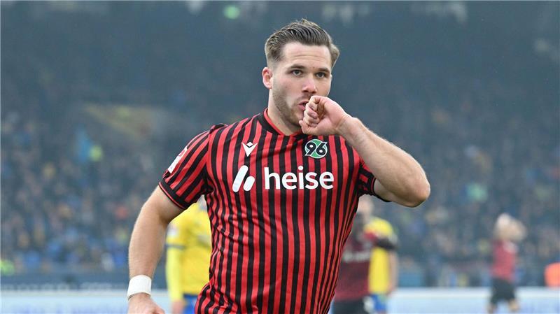 Rot nach Würgegeste: Hannover gewinnt hitziges Derby Hannovers neuer Derbyheld Benjamin Källman.
