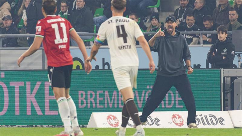 Hannovers neuer Trainer Sandro Wagner beim 1:1 gegen den FC St. Pauli.