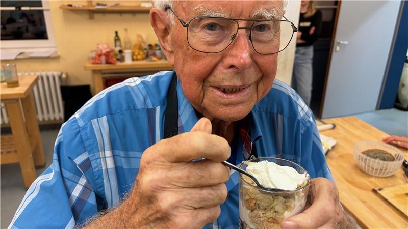 Neu in Buxtehude und wenig Kontakte? Dieser Trend soll Abhilfe schaffen Hans (89) kostet das Dessert mit dem Namen „Verschleiertes Bauernmädchen“. Er ist aus Jork nach Buxtehude gezogen.