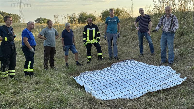 Vor Sturmflut-Saison im Alten Land: Helfer schwitzen in der Sandsack-Kette Hans Baltha Schacht beschreibt Sicherheitsmaßnahmen nach Auskolkungen.