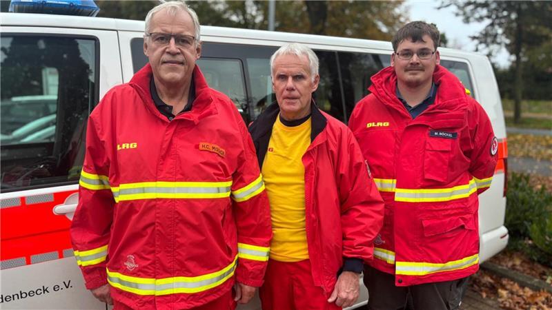 Nie mehr kalte Füße: Seepferdchen-Kids schwimmen in neuem Becken Hans-Christian Mischok (von links), Ralf Siebert und Mike Böckel von der DLRG Fredenbeck freuen sich, dass eine Lösung für den Seepferchen-Kurs gefunden wurde.