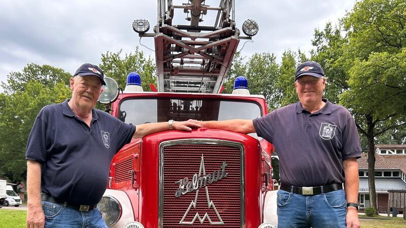 Hans-Dieter Braack, genannt H-D (links), Helmut und Wilfried Weinert. Zur Oldie-Gruppe, die sich um die historischen Fahrzeuge kümmert, gehören 23 Feuerwehrleute mit Herz für alte Technik.