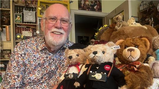 Hans-Dieter Gau liebt jeden seiner Teddys und kümmert sich liebevoll, um seine pelzigen Mitbewohner. Foto: Katnic