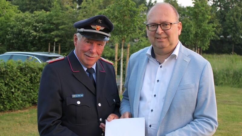 Erinnerung an Stadtbrand: So lief der Großalarm der Stader Feuerwehr Hans-Dieter Holst erhält von Bürgermeister Sönke Hartlef die Ernennungsurkunde zum Ehrenbrandmeister.