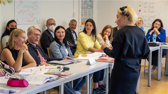 Hans-Eckhard Sommer (2.v.l.), Präsident des Bundesamts für Migration und Flüchtlinge, nimmt an einem Deutschkurs teil. Bei einem allgemeinen Integrationskurs gibt es sechs Sprachkursabschnitte und einen Orientierungsteil.