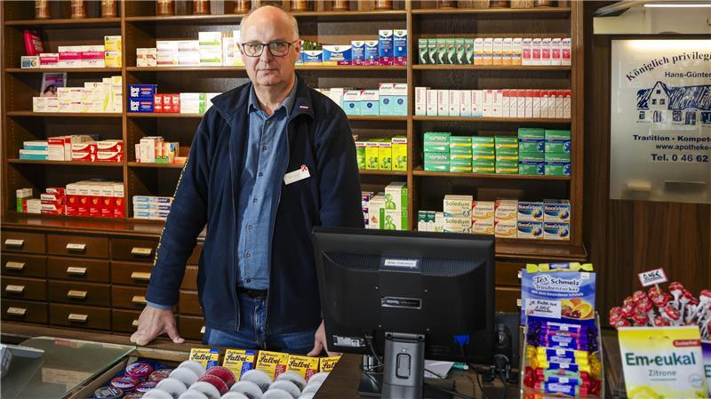 Wenn die Apotheke plötzlich schließt Hans-Günter Lund, Vorsitzender des Apotheker-Verbandes Schleswig-Holstein, steht in einer Apotheke.