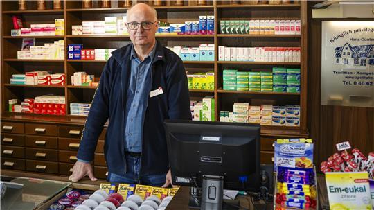 Wenn die Apotheke plötzlich schließt Hans-Günter Lund, Vorsitzender des Apotheker-Verbandes Schleswig-Holstein, steht in einer Apotheke.