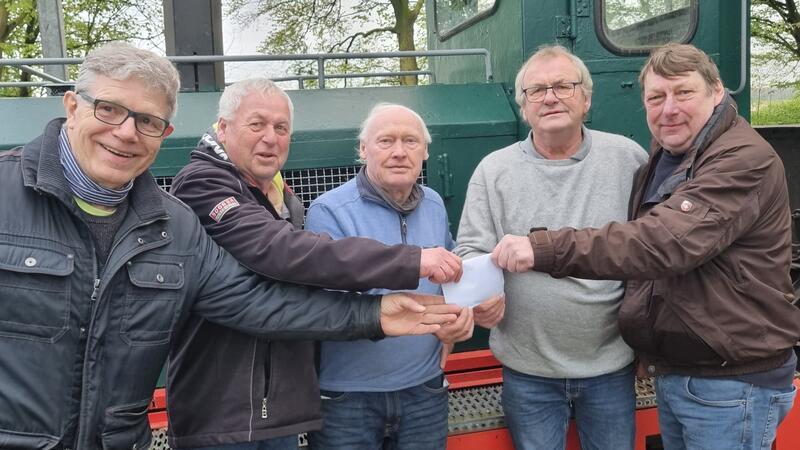 Hans-Günter Repinski (rechts) übergibt die Spende symbolisch dem Vorstand der Eisenbahnfreunde Grauerort.