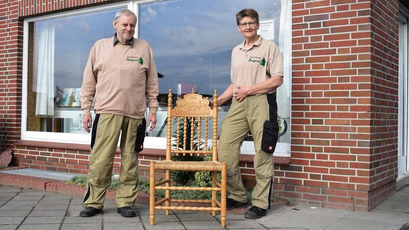 Hans-Heinrich Augustin und seine Frau Helga mit ihrem Hochzeitsstuhl vor der Tischlerei in Bliedersdorf.