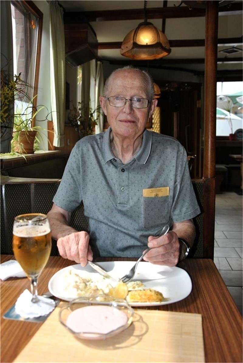 Hans-Heinrich Bardenhagen genießt das Seelachsfilet.