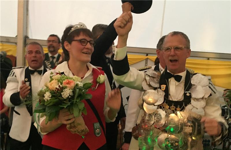 Hans-Heinrich Peper (rechts) und seine Frau Katrin freuen sich sichtlich.