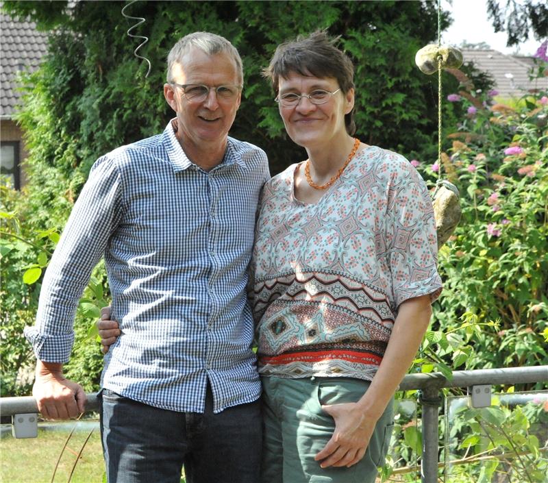 Hans-Heinrich Peper und Frau Katrin im heimischen Garten. Fotos Wisser