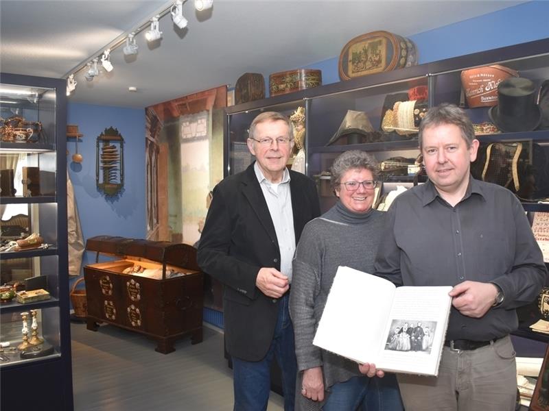 Hans-Heinrich Quast, Susanne Höft-Schorpp und Robert Gahde von der Kulturstiftung Altes Land sind die Hüter des Museums Estebrügge am Steinweg (von links). Sie bewahren die umfangreiche Sammlung von Gerd Matthes (1932-2013). Foto Vasel