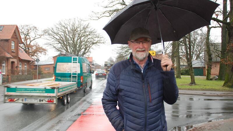 Hans-Heinrich Twiefel wünscht sich an der vielbefahrenen Kreuzung in Beckdorfs Ortsmitte eine Ampel.