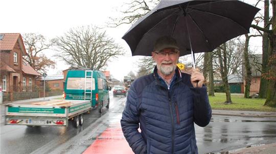 Hans-Heinrich Twiefel wünscht sich an der vielbefahrenen Kreuzung in Beckdorfs Ortsmite eine Ampel.