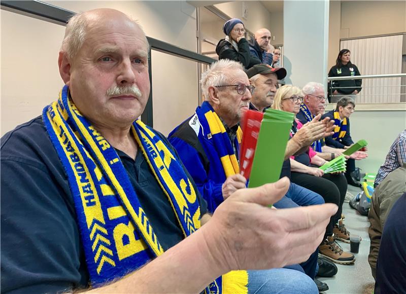 Hans-Hinrich Eckhoff feuert den BSV in Halle an.