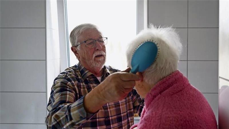 Weglaufen ist keine Option: Hans-Hinrich Fahrenkrug pflegt demenzkranke Frau Hans-Hinrich Fahrenkrug hilft seiner Frau, die an Alzheimer-Demenz erkrankt ist.