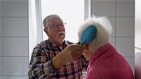 Hans-Hinrich Fahrenkrug hilft seiner Frau, die an Alzheimer-Demenz erkrankt ist.