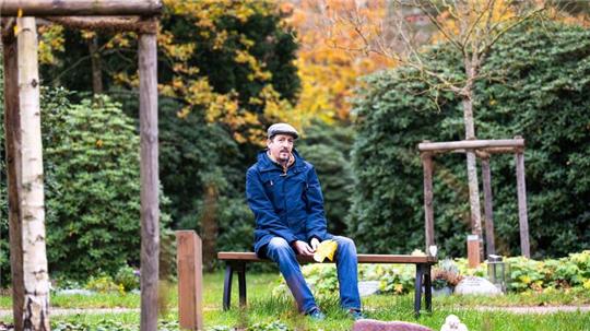 Hans Hockemeyer, Friedhofsleiter in Lüneburg, sitzt an einem sogenannten Baumgrab.