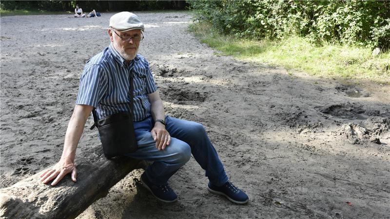 Hans-Joachim Dammann genießt ein lauschiges Plätzchen im Schatten.