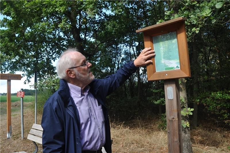 Este-Wanderweg: Wo der Eisvogel Fisch fängt Hans-Joachim Dammann hat in seinem Buch auch die Este-Wanderweg-Etappe von Moisburg bis Heimbruch beschrieben, wo der Herrgottweg an den plattdeutschen Dichter Johann D. Bellmann erinnert. Foto: Felsch