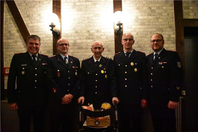 Hans-Joachim Tomfohrde (Mitte) wurde für seine 75-jährige Mitgliedschaft geehrt, Gemeindebrandmeister Heiko Wachlin (links), Enkel Andre und Sohn Dietmar Tomfohrde sowie Henning Klensang gratulierten.