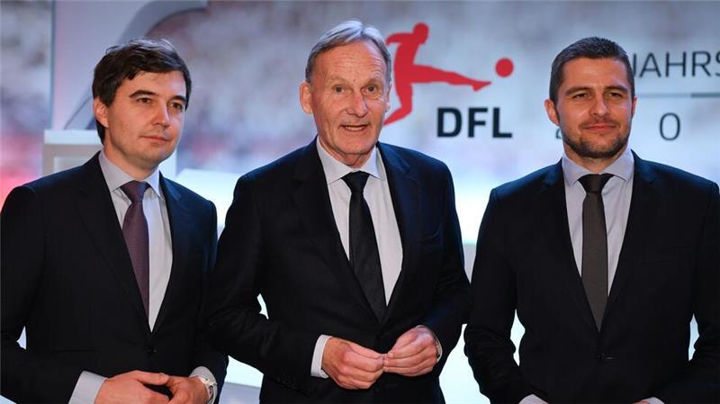 TV-Milliarden der Fußball-Bundesliga: Streit vor Einigung Hans-Joachim Watzke und die DFL-Bosse Marc Lenz und Steffen Merkel: Schritt voran bei der Verteilung der TV-Gelder.