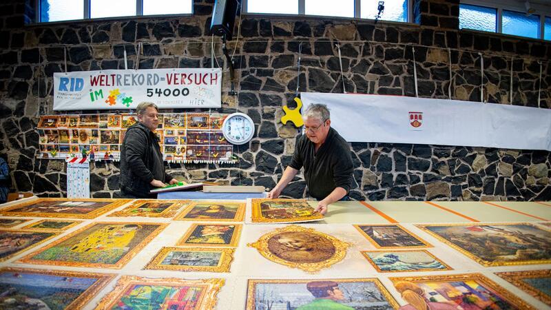 Hans-Josef Schaadt legt letzte Hand an sein Rekord-Puzzle.