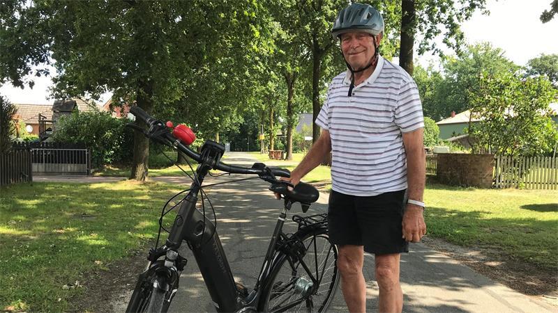 Hans-Jürgen Breuer ist stolz auf sein E-Bike.