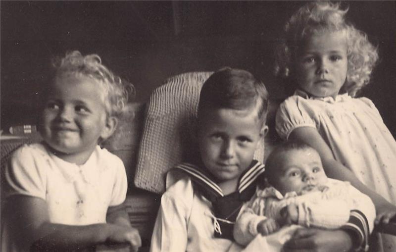 Hans-Jürgen Hubert im Jahr 1943 im Kreise seiner Schwestern: Links Gisela, im Arm Rosemarie und rechts Ursel. Die drei Mädchen starben bei Bombenangriffen auf Stade im April 1945. Hans-Jürgen überlebte nur, weil er zum Zeitpunkt des Angriffs im Krankenhaus war. Foto: privat