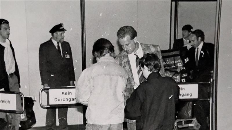 Hans-Jürgen Kühlcke holte Rummenigge und Co. vom Flughafen ab, wo die Stars direkt erste Autogrammwünsche erfüllten.
