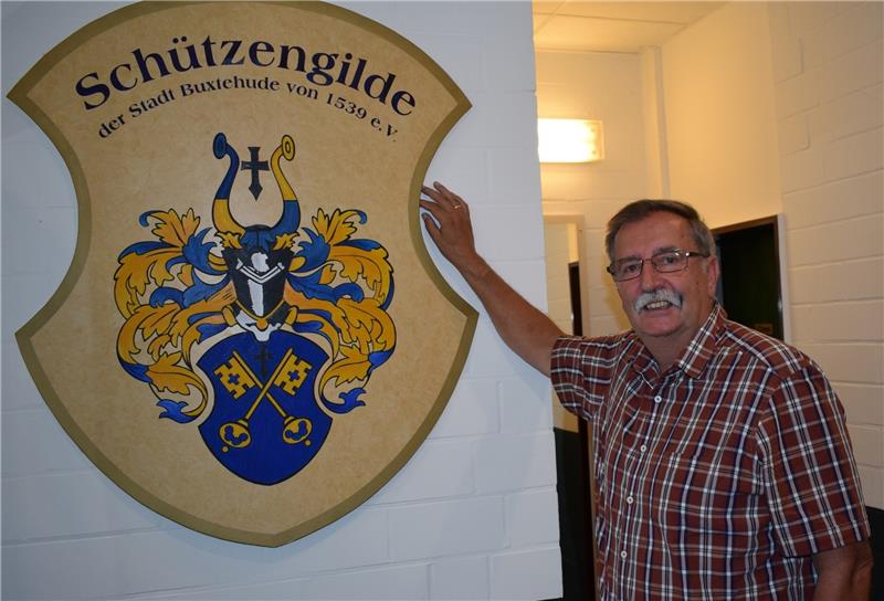 Hans-Jürgen Lindner (66) ist seit 20 Jahren Vorsitzender der Schützengilde der Stadt Buxtehude. Foto Wisser