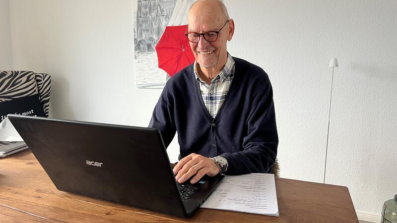 Fünf goldene Tipps aus Stade – dann klappt‘s im Alter auch mit der Rente Hans-Jürgen Nicolai bei seiner ehrenamtlichen Arbeit: Er hilft Menschen bei ihren Rentenanträgen.