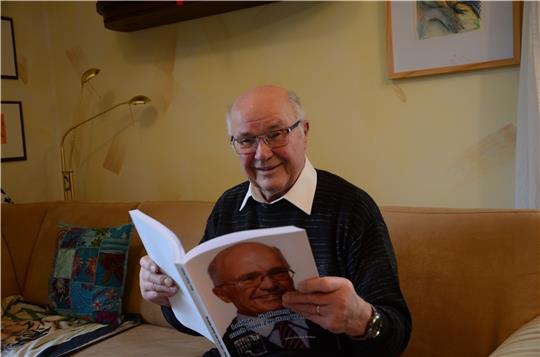 Hans-Jürgen Stolper mit seinem 400-Seiten-Wälzer. Foto: Stief