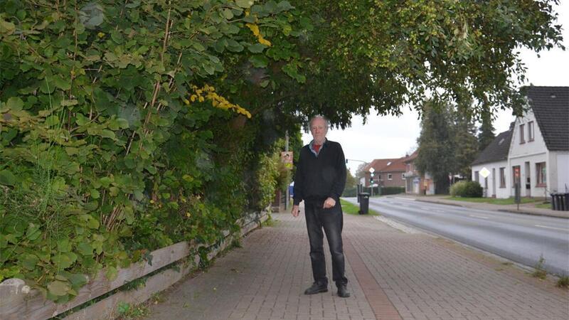 Hans Kist hat Busch und Strauch entlang der Grundstücksgrenze zum breiten Geh- und Radweg zurückgebunden. Überhängende Zweige haben vor Jahren zu einer Auseinandersetzung mit der Stadtverwaltung geführt und ihm seither regelmäßige Kontrollen, viel Post und einige Rechnungen beschert.