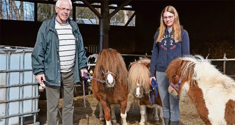 Hans Kück und Nachbarin Charlotte Kück haben die Ponys kurz aus dem Stall geholt. Die verbliebenen fünf Tiere werden nach dem offensichtlichen Wolfsangriff nicht mehr auf die Weiden gelassen. Foto: Pape