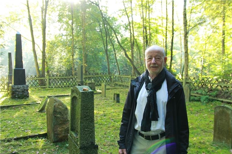 Hans-Peter Berger auf dem jüdischen Friedhof in Neukloster –  an einem Ort, der von jüdischem Leben im Kreis Stade erzählt. Beim Friedhofsbesuch einen Stein auf den Grabstein zu legen, ist bei jüdischen Begräbnisstätten eine alte Tradition.