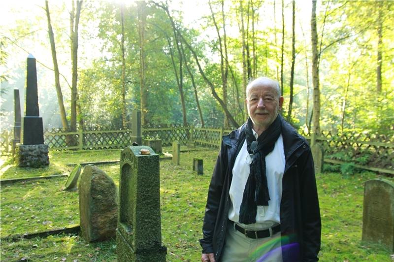 Hans-Peter Berger will Jüdisches Leben im Landkreis Stade sichtbar machen Hans-Peter Berger auf dem jüdischen Friedhof in Neukloster – an einem Ort, der von jüdischem Leben im Kreis Stade erzählt. Beim Friedhofsbesuch einen Stein auf den Grabstein zu legen, ist bei jüdischen Begräbnisstätten eine alte Tradition.