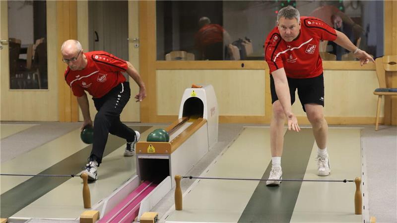 Hans-Peter Buschbeck (links) und Marcus Probst spielten zwar gut, mussten aber vor allem die grandiose Leistung von Andre Franke (Oberschöneweide, 927 Holz!) anerkennen.