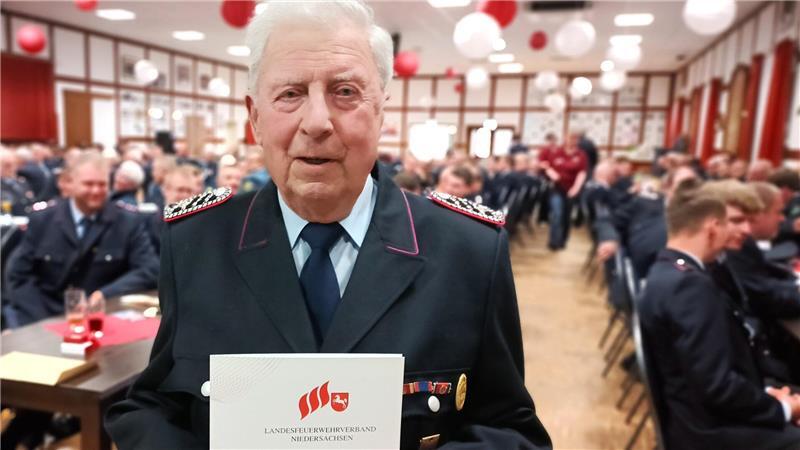 Diese Themen bringen Fredenbecks Feuerwehr zur Weißglut Hans-Peter Nuttbohm aus Deinste bringt sich seit 70 Jahren bei der Deinster Feuerwehr ein.