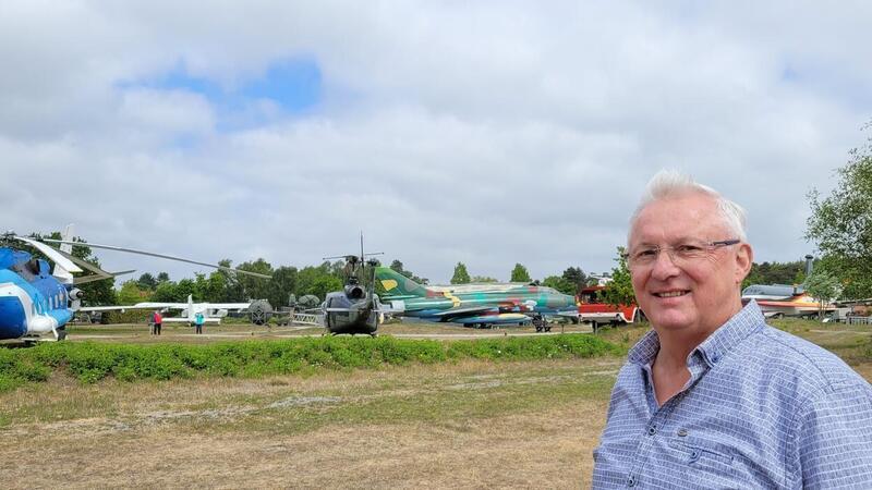 Camping im Museum: Wo Wohnmobile zwischen historischen Flugzeugen stehen Hans-Peter Weber an der Stelle, auf der künftig Wohnmobilisten übernachten dürfen.