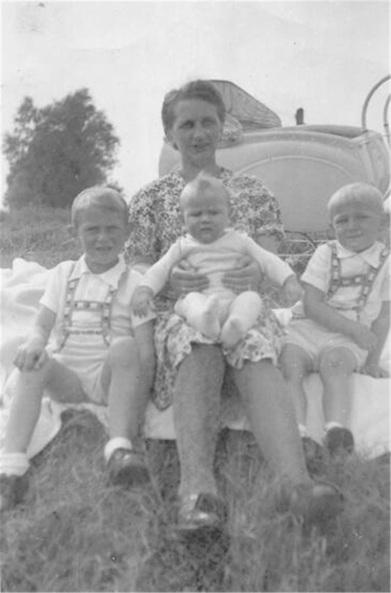 Hans Schmidt: Was Stades ältesten Umweltaktivisten antreibt Hans Schmidt (links) mit seiner Mutter und seinen Brüdern.