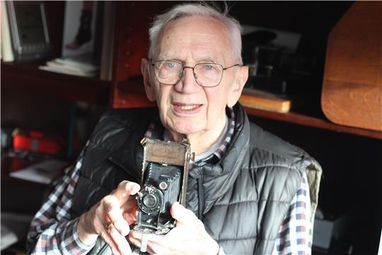 Hans Schmidt mit seinem alten Balgen-Fotoapparat.