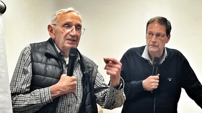Hans Schmidt und Andreas Dankert sprechen beim Zukunftsabend des Bürgervereins über das geplante Holzheizkraftwerk.