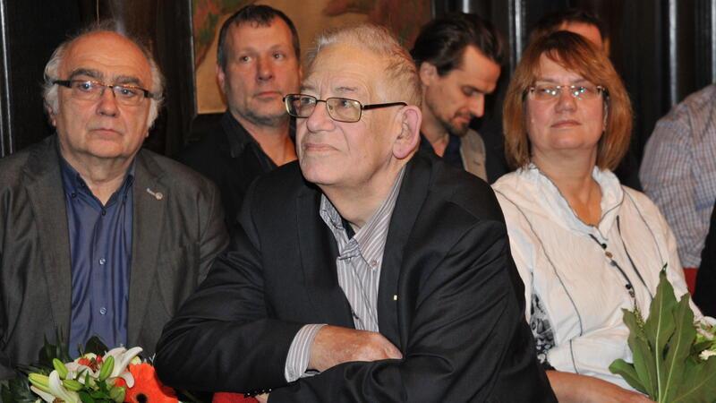 80.000 Bücher: Was aus der Bibliothek des Buxtehuders Hans-Uwe Hansen geworden ist Hans-Uwe Hansen (Mitte) bei seiner Verabschiedung im Rat.