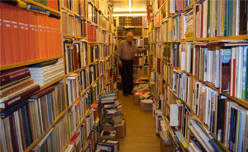 Hans-Uwe Hansen in seiner eigenen Bibliothek . Foto Wisser