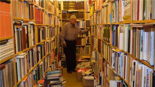 Hans-Uwe Hansen inmitten seiner Büchersammlung.